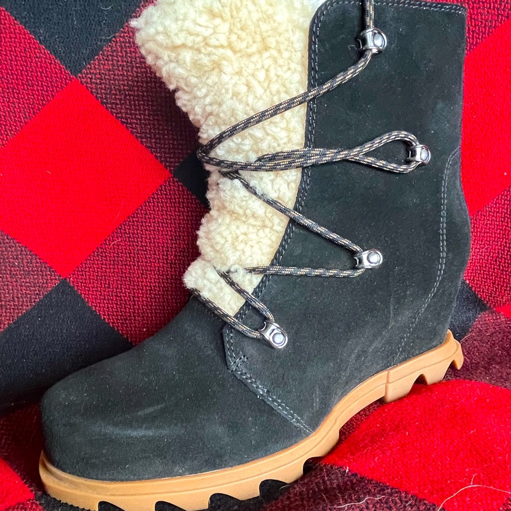 LIKE NEW SOREL Joan of Artic Wedge III Lace Cozy Winter Boots in Black/Sea Salt